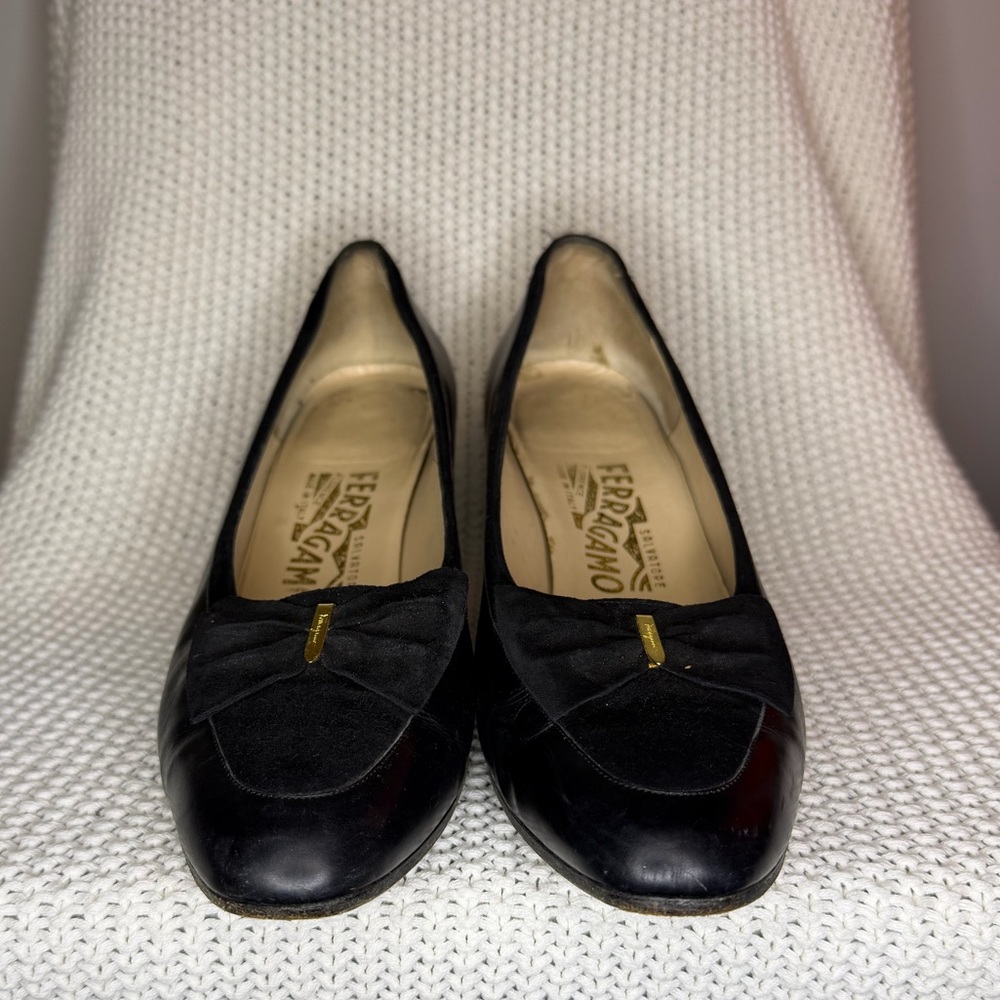 Vintage Salvatore Ferragamo Black Leather Pumps Bow Low Heel Classic Size 8.5B - Picture 3 of 11